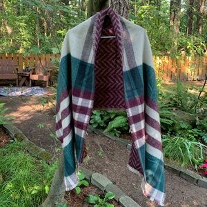 David and Young Soft Shawl NWOT